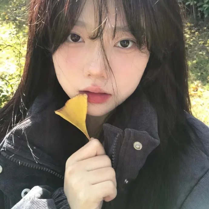 与一位女士合影